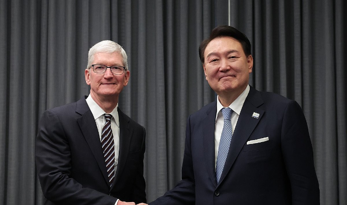 아시아태평양경제협력체(APEC) 정상회의 참석차 미국을 방문한 윤석열 대통령이 15일(현지시간) 샌프란시스코 한 호텔에서 팀 쿡 애플 최고경영자(CEO)를 접견하며 악수하고 있다. 연합뉴스