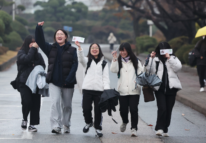 2024학년도 대학수학능력시험일인 16일 오후 경기도 수원시 팔달구 영복여자고등학교에서 시험을 마친 수험생들이 환하게 웃으며 시험장을 나오고 있다. 연합뉴스