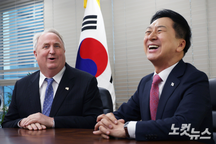 국민의힘 김기현 대표가 지난달 23일 서울 여의도 국민의힘 중앙당사에서 인요한 혁신위원장을 접견하고 있다. 윤창원 기자