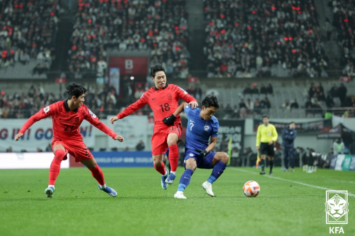 이강인과 볼 경합 중인 송의영. 대한축구협회