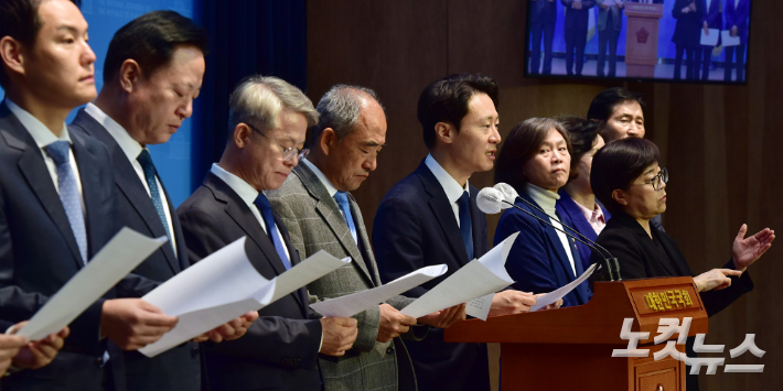 더불어민주당 이탄희, 김두관, 민형배, 김상희, 김한규, 윤준병, 이학영 의원 등이 15일 서울 여의도 국회 소통관에서 '위성정당 방지법' 당론 추진 촉구 기자회견을 하고 있다. 윤창원 기자