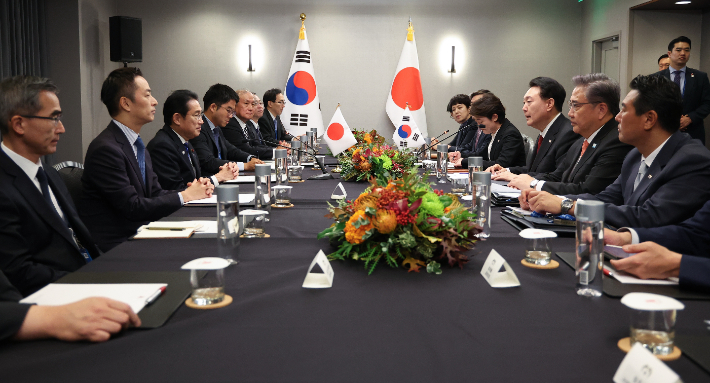 아시아태평양경제협력체(APEC) 정상회의 참석차 미국을 방문한 윤석열 대통령이 16일(현지시간) 샌프란시스코 한 호텔에서 기시다 후미오 일본 총리와 한일 정상회담을 하고 있다. 연합뉴스 