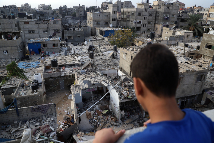 이스라엘 공습으로 파손된 주택가 바라보는 가자지구 소년. 연합뉴스