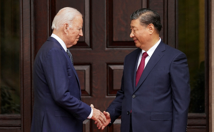 조 바이든 미국 대통령(왼쪽)과 시진핑 중국 국가주석이 지난 15일(현지시간) 미국 샌프란시스코 인근 우드사이드에 있는 파일롤리 에스테이트에서 악수하고 있다. 연합뉴스