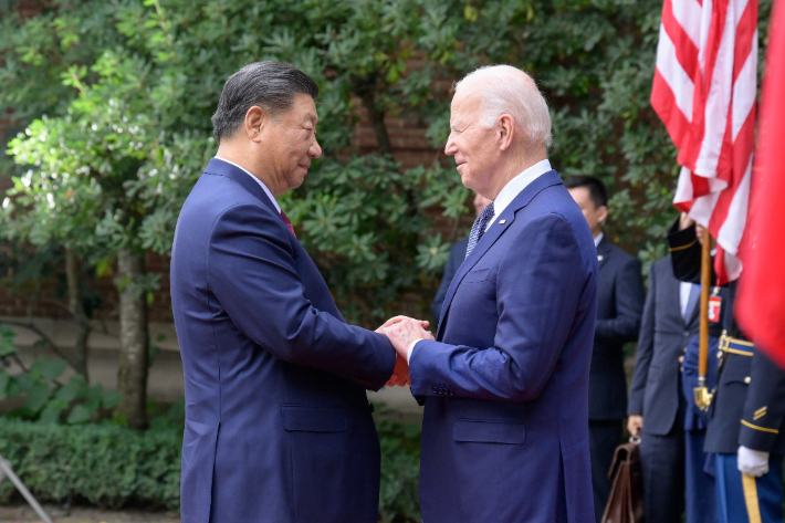 조 바이든 미국 대통령과 시진핑 중국 국가주석이 15일(현지시간) 미국 캘리포니아주 우드사이드에서 만나 손을 맞잡고 있다. 연합뉴스