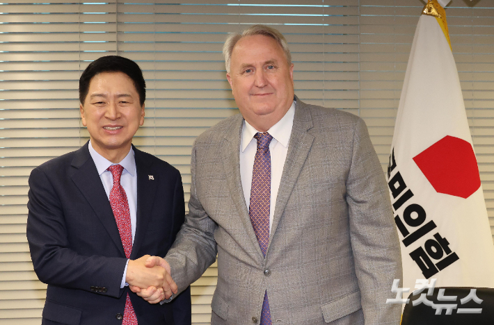 국민의힘 김기현 대표(왼쪽)와 인요한 혁신위원장이 17일 오전 서울 여의도 당사에서 면담에 앞서 악수하고 있다. 황진환 기자