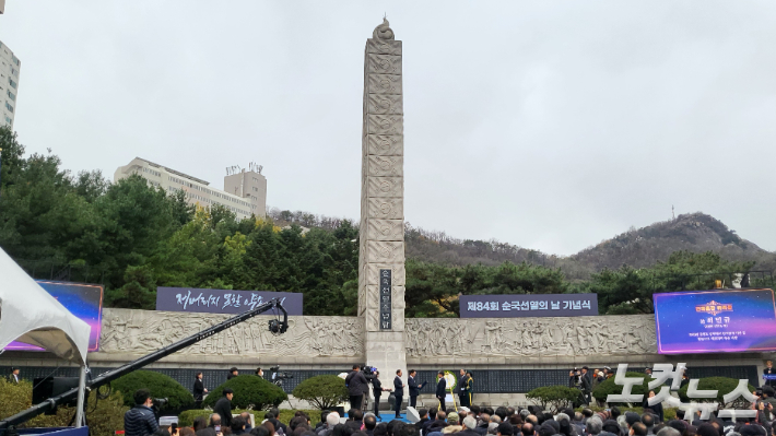 제84회 순국선열의 날 기념식이 17일 서울 서대문 독립공원 순국선열추념탑에서 진행됐다. 고(故) 최인규 권사가 독립유공자(건국훈장 애족장) 포상을 받아 증손 최종태씨가 단상에 올랐다. 한혜인 기자