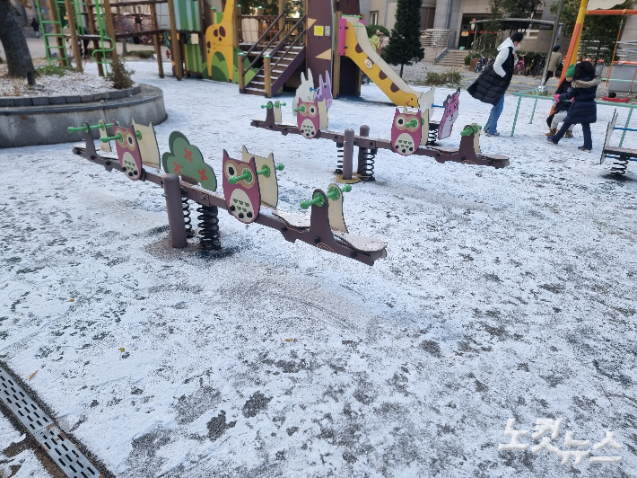18일 눈이 쌓인 부산의 한 놀이터. 송호재 기자