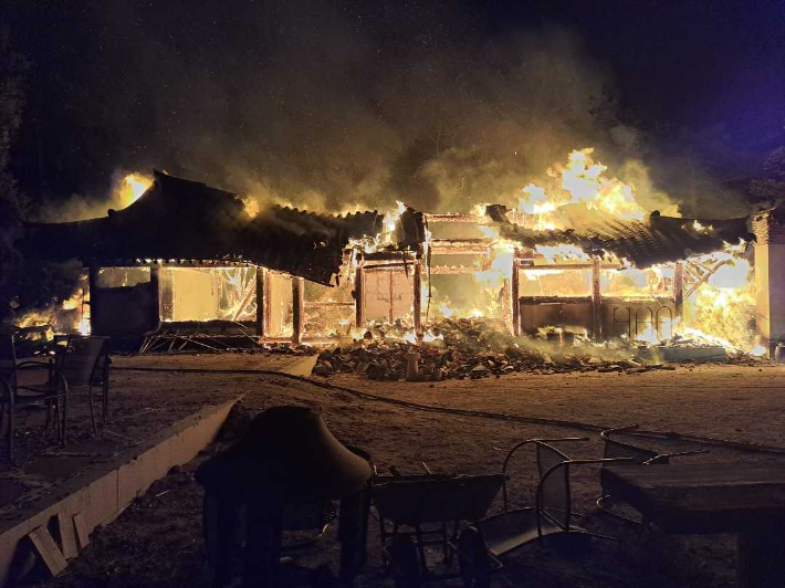 18일 오후 고성군 죽왕면 구성리의 한 주택에서 발생한 화재. 강원도소방본부 제공