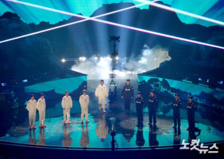 LoL월드 챔피언십 결승에서 만난 T1과 웨이보 게이밍