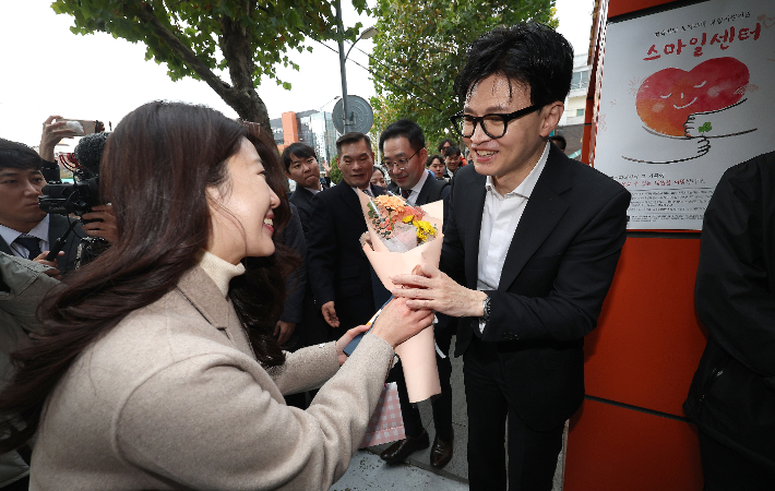 한동훈 법무부 장관이 17일 대구 수성구 스마일센터 방문 중 한 시민에게 꽃다발을 받고 있다. 연합뉴스