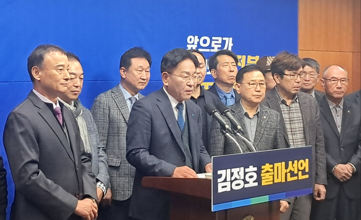 김정호 변호사가 20일 전북도의회에서 기자회견을 열고, 내년 총선 완주·진안·무주·장수 선거구 출마를 선언하고 있다. 최명국 기자