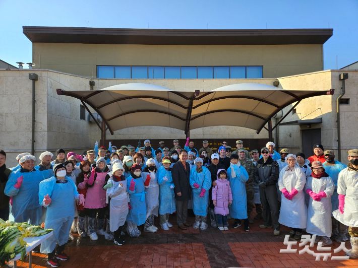 '길위의 김치' 담그기 프로젝트에 참여한 봉사자들 모습.