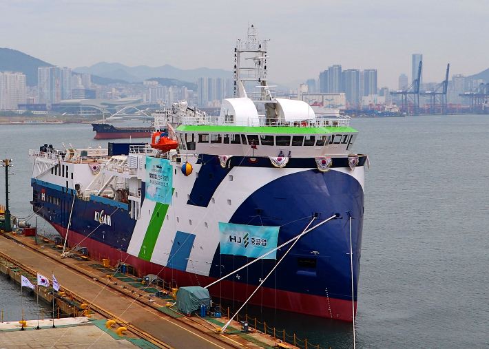물리탐사연구선 진수명명식. HJ중공업 제공