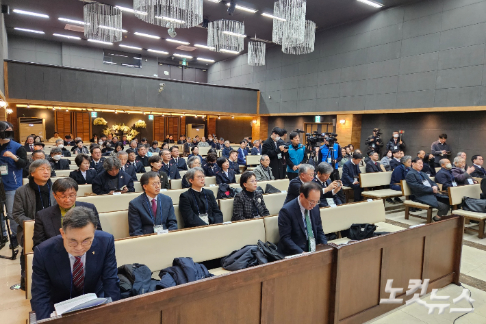 교회협의회 72회 정기총회 개회예배에 참석한 대의원들 모습.