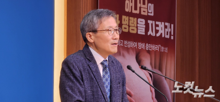 부산CBS 이재웅 대표가 인사말을 하고 있다. 이강현 기자