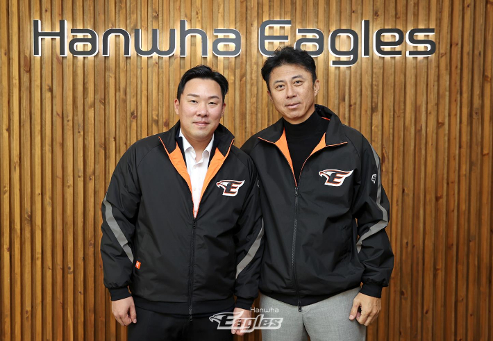 한화 이글스와 6년 최대 67억 원에 계약한 내야수 안치홍(왼쪽)과 손혁 단장. 한화
