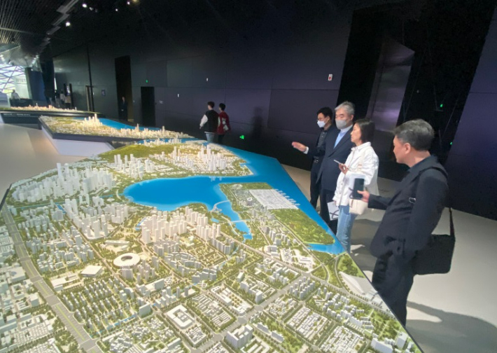 창원시대표단이 중국 심천시도시박물관을 방문해 도시개발현황을 확인하고 있다. 창원시 제공