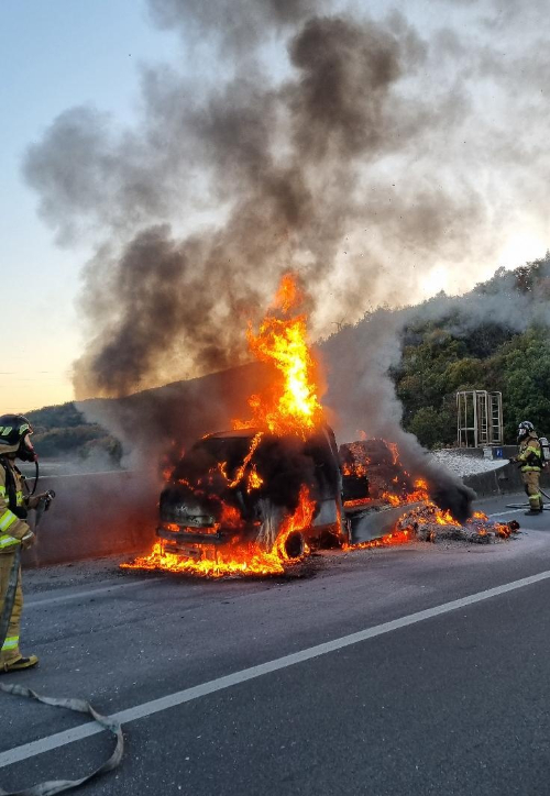 소방관들이 1톤 전기트럭 화재를 진화하고 있다. 경주소방서 제공