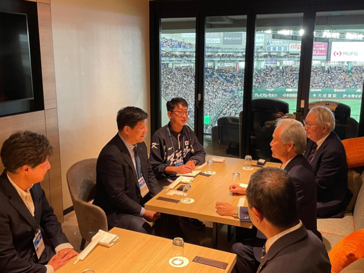 지난 19일 2023 아시아프로야구챔피언십(APBC) 한국-일본의 결승전이 열린 일본 도쿄돔에서 허구연 KBO 총재(왼쪽 두 번째)가 사카키바라 사다유키 NPB 커미셔너(맞은 편)를 만나 협력에 관한 논의를 하고 있다. 한국야구위원회