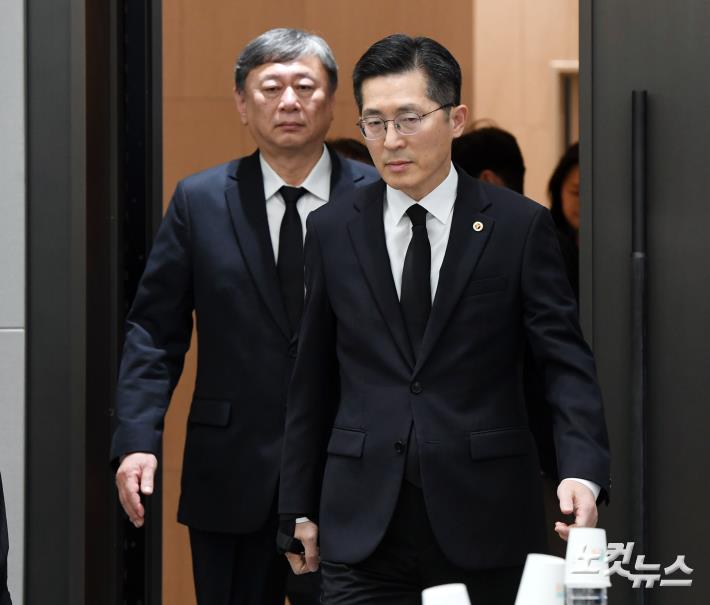 기자회견장 들어선 의사협회장