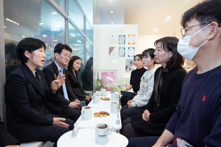 한화진 환경부 장관이 21일 세종시 소재의 한 카페에서 음료 업계 대표들과 간담회를 하고 있다. 연합뉴스