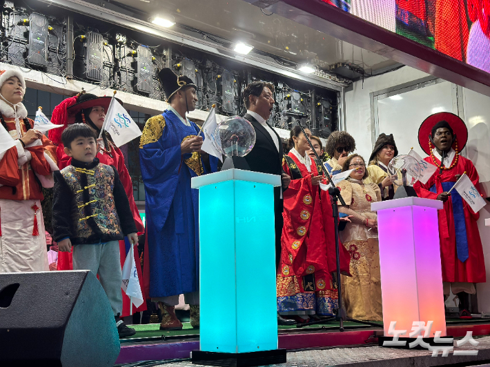21일 오후 부산 부산진구 서면교차로 일대에서 2030부산세계박람회 유치 성공을 위한 응원전이 펼쳐졌다. 김혜민 기자 