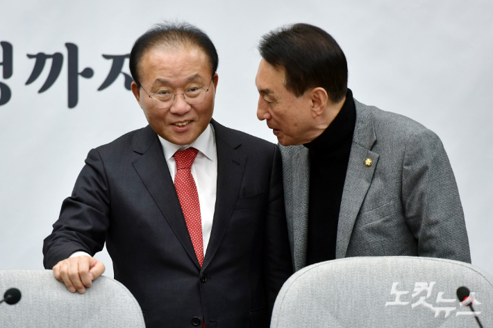 국민의힘 윤재옥 원내대표와 김석기 의원이 대화를 하고 있다. 윤창원 기자