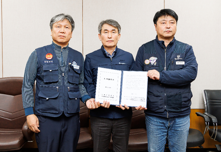 21일 오후 성동구 서울교통공사에서 열린 임금 및 단체협약 협상이 타결된 후 이양섭 서울교통공사통합노동조합 위원장(왼쪽부터), 서울교통공사 백호 사장, 명순필 서울교통공사노동조합 위원장이 노사합의서를 든 채 기념촬영을 하고 있다. 서울교통공사 제공