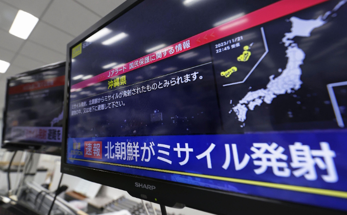 북한이 주장하는 군사정찰위성 3차 발사가 이뤄진 21일 밤 일본 오사카에서 TV 화면에 발사 소식을 알리는 뉴스가 나오고 있다. 연합뉴스