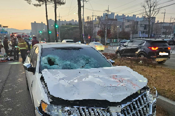 22일 오전 6시 46분쯤 강원 춘천시 퇴계동 남춘천역 인근 도로에서 80대 남성 A씨가 몰던 차량이 횡단보도를 건너던 보행자 3명을 들이받았다. 강원소방본부 제공