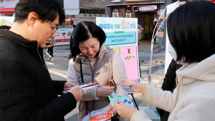 기념품과 월간지를 제공받는 시민들. 노컷TV 캡처