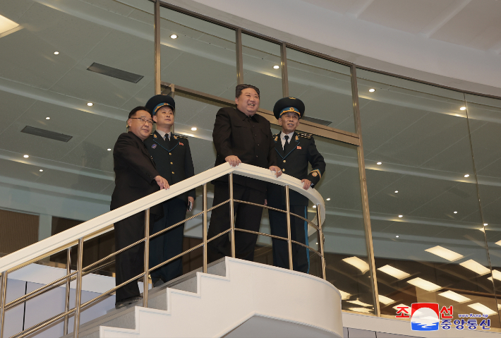 북한 김정은 국무위원장이 22일 오전 10시 국가항공우주기술총국 평양종합관제소를 방문하고 궤도에 진입한 정찰위성 '만리경-1'호의 작동상태와 세밀조종진행정형, 지상구령에 따른 특정지역에 대한 항공우주촬영진행정형을 료해(점검)했다고 조선중앙통신이 22일 보도했다. 연합뉴스