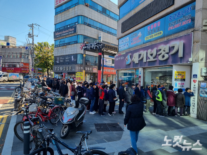 포항 육거리 포항범대본 사무실에서 포항촉발지진 소송 접수를 하려는 시민들의 행렬이 이어지고 있다. 김대기 기자