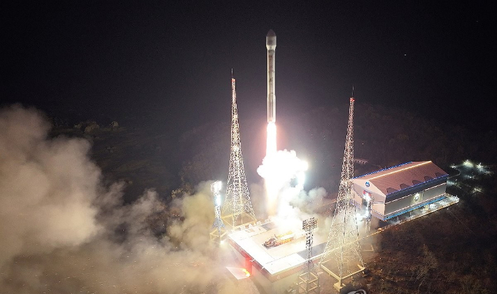 북한은 22일 전날 밤 발사한 군사정찰위성 1호기 '만리경-1호'의 발사가 성공적으로 이뤄졌다고 밝혔다. 연합뉴스