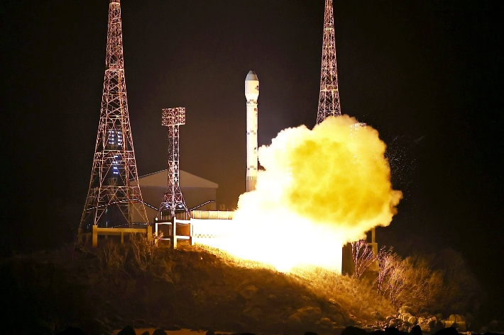 북한은 21일 오후 10시 42분 28분께 평안북도 철산군 서해위성발사장에서 신형위성운반로케트 '천리마-1'형에 정찰위성 '만리경-1'호를 탑재해 성공적으로 발사했다고 조선중앙TV가 22일 보도했다. 연합뉴스 