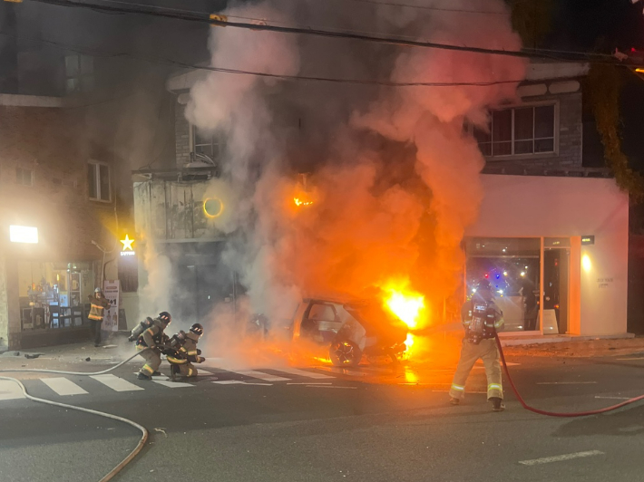 22일 오후 9시 40분쯤 부산 연제구의 한 교차로를 달리던 전기차 택시가 건물을 들이받아 불이 났다. 부산소방재난본부 제공 