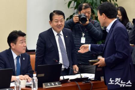 국회 국방위, 인사하는 여야 간사