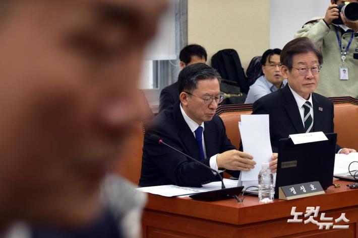 신원식 국방부 장관 바라보는 이재명 대표