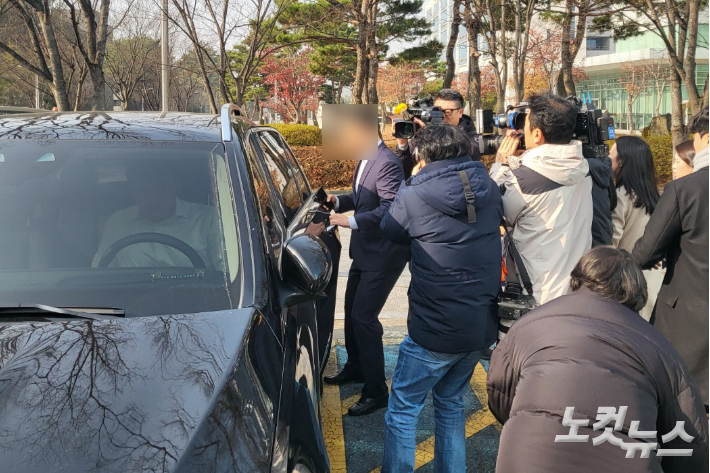 취재진에 둘러 쌓여 차량에 탑승하고 있는 윤석열 대통령의 처남 김씨. 이준석 기자