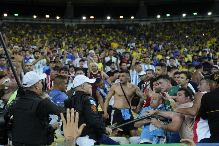 아르헨티나 축구 팬들을 향해 곤봉을 휘두르는 브라질 경찰. 연합뉴스