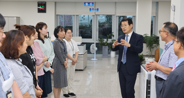 양동구 광주지방국세청이 지난 7월 취임 이후 일선 세무서를 방문해 직원들을 격려하는 등 소통행정을 펼치고 있다. 광주국세청 제공