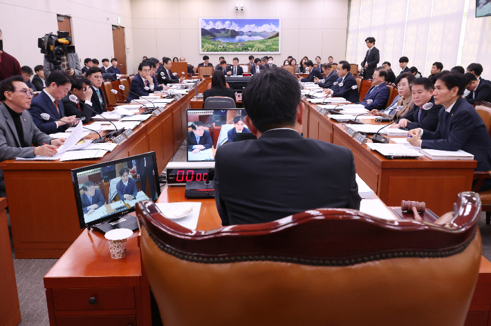 결의안 두고 여야 공방     (서울=연합뉴스) 신준희 기자 = 23일 국회에서 열린 외교통일위원회 전체회의에서 여야 의원들이 탈북민 강제송환 관련 결의안 등을 두고 공방을 벌이고 있다. 2023.11.23     hama@yna.co.kr (끝)   연합뉴스