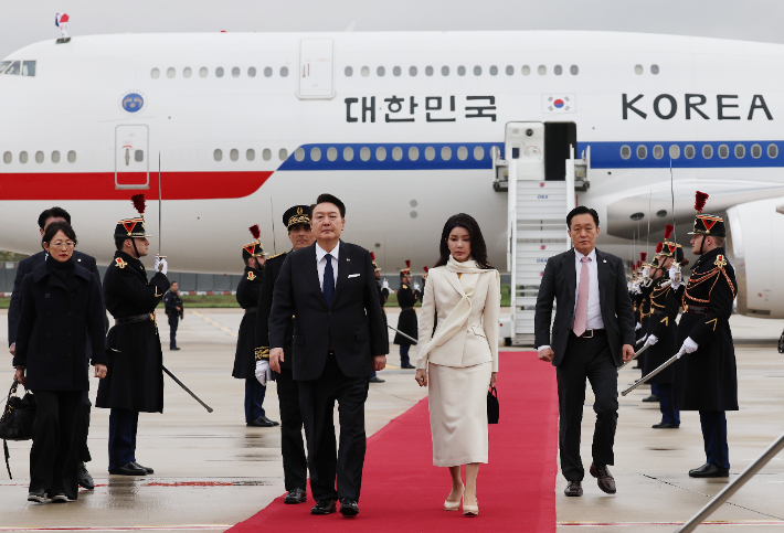 윤석열 대통령과 부인 김건희 여사가 23일(현지시간) 파리 오를리 국제공항에 도착, 전용기인 공군 1호기에서 내려 이동하고 있다. 연합뉴스