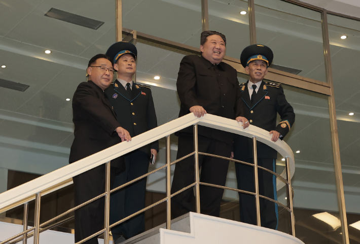 북한 김정은 국무위원장이 22일 국가항공우주기술총국 평양종합관제소를 방문했다. 연합뉴스