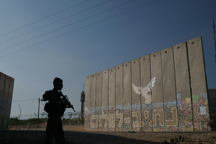 '평화로 가는 길' 이라고 적힌 가자지구 장벽. 연합뉴스 