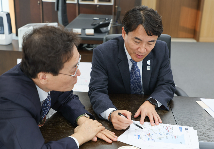 김진태 강원도지사가 23일 함진규 한국도로공사 사장을 만나 강원권 고속도로 현안 사업 해결에 협조를 당부했다. 강원도 제공 