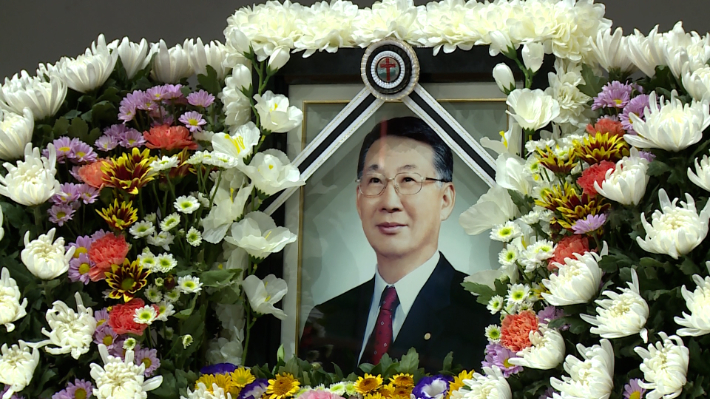 '여호와를 경외함이 지혜의 근본이니라'는 창학이념으로 교육하는 성광교육재단(성광중·고등학교)의 이사장 故이종진 장로의 학원장이 성광중·고등학교 청강관에서 엄수됐다.