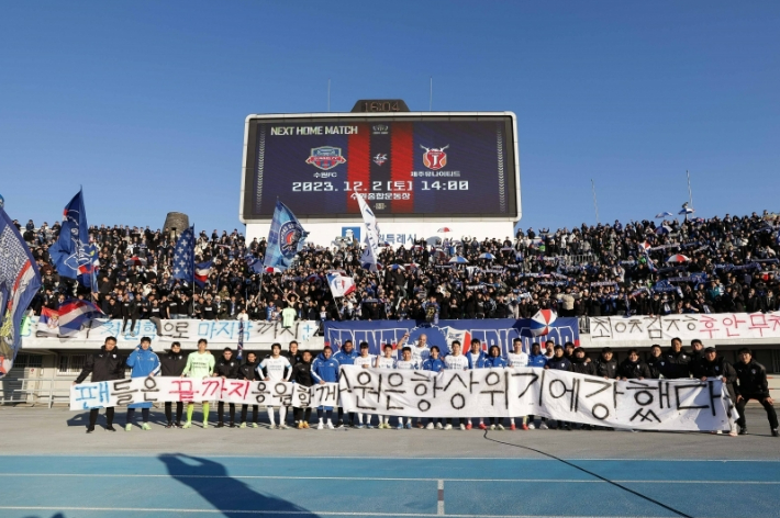 지난 수원FC전에서 역전승을 거둔 뒤 기념 촬영 중인 수원 선수단. 한국프로축구연맹 제공
