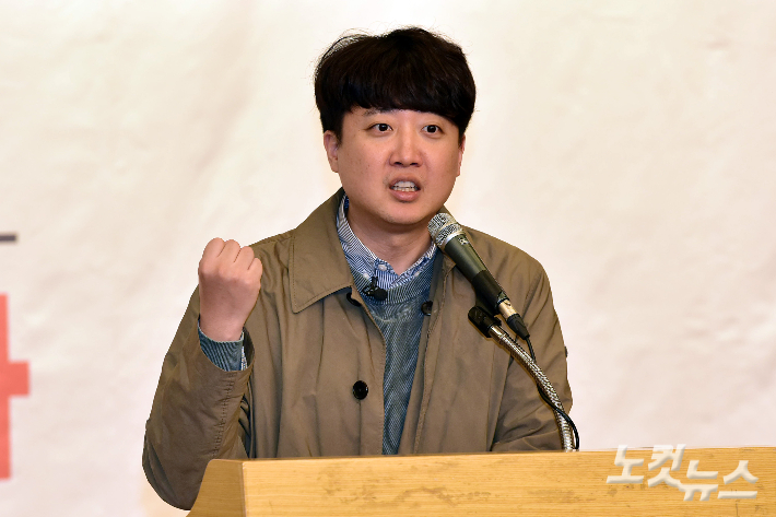 국민의힘 이준석 전 대표가 20일 서울 여의도 국회 도서관에서 열린 하태경 의원의 '여의도 렉카' 출판기념회에서 축사를 하고 있다. 윤창원 기자